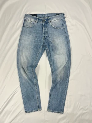 Dondup Dian – Carrot Slim Fit – Strl W31 - Färg: Ljusblå wash | Modell: Dian carrot slim fit | Storlek: W31 | Skick: 9/10 | Stretch | Hör av dig vid frågor!