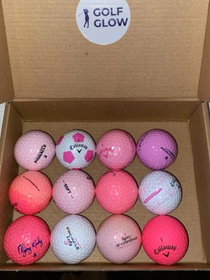 Ladymix 12-pack - Säljer ett set med 12 golfbollar i olika nyanser av rosa och vitt från märken som Callaway, Pinnacle och Lady. Bollarna har olika tryck och mönster, vissa med loggor och text. Perfekt för dig som vill ha färgglada golfbollar på banan.