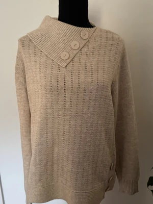 Tjocktröja med detaljerad krage  - Jättefin tjocktröja med unik design vid krage, storlek XXL som passar mindre också, inga defekter 