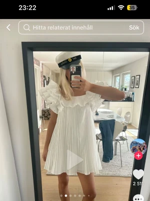Vit plisserad klänning med volang - SÖKER - SÖKER!!!!! Gärna i stl M/L🥰🥰 bara att höra av dig!!!