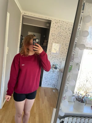 Vinröd sweatshirt från Boss - Mysig vinröd sweatshirt från Boss med enkel design och rund hals. Tröjan har en relaxed passform och långa ärmar. 