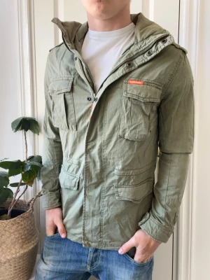 Superdry fieldjacket  - Superdry fieldjacket, Inga defekter! Modellen i bilderna är 180 cm 75 kg och bär Storlek M , Kom med frågor! 🌟 (Kan gå ned i pris vid köp av paket 😉) 