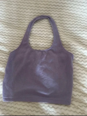 Halterneck topp. - Lila halterneck topp! Jätte fin till sommaren. 🌸 inte använts.