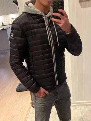 Colmar jacka  - Asfet jacka från colmar. Tunn och perfekt till våren. Inga skador. Jag på bilden är 185 och väger 73 kg. Skickar snabbt!