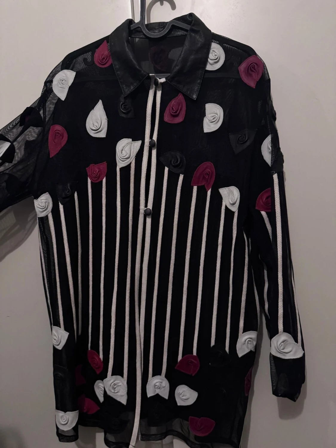 Svart skjorta med ränder och 3D-blommor - 1