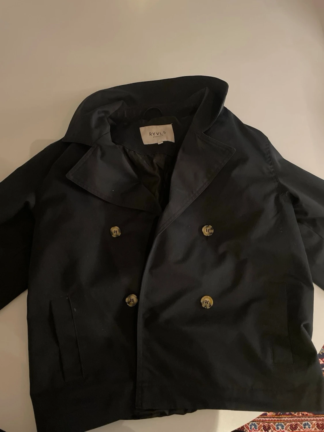 Svart trenchcoat från RYVLS