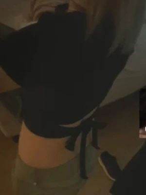 Svart ribbad topp med knytband - Säljer en svart ribbad topp med korta ärmar och rund hals. Toppen har snygga knytband i ryggen som ger en trendig look. Materialet är stretchigt och följsamt, perfekt för att styla till jeans eller kjol.