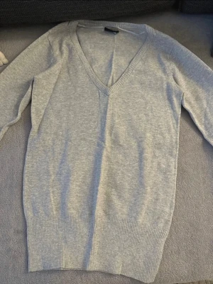 Tröja med V ringning. - Storlek XS & köpt på CUBUS. Aldrig använts. 🌸