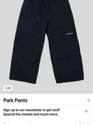 Svarta täckbyxor Beyond Medals - Säljer ett par svarta täckbyxor från Beyond Medals med bred passform och dragsko i midjan. Byxorna har diskret logga på ena benet och är tillverkade i ett tåligt material som passar perfekt för kalla dagar.