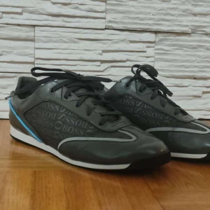 Boss Sneakers - Hugo Boss skor för män i storlek 43. Bra condition, skicket syns på bilderna. Väldigt sköna och bekväma, rekommenderar starkt.  Hör av er vid intresse/funderingar. PRIS KAN DISKUTERAS!