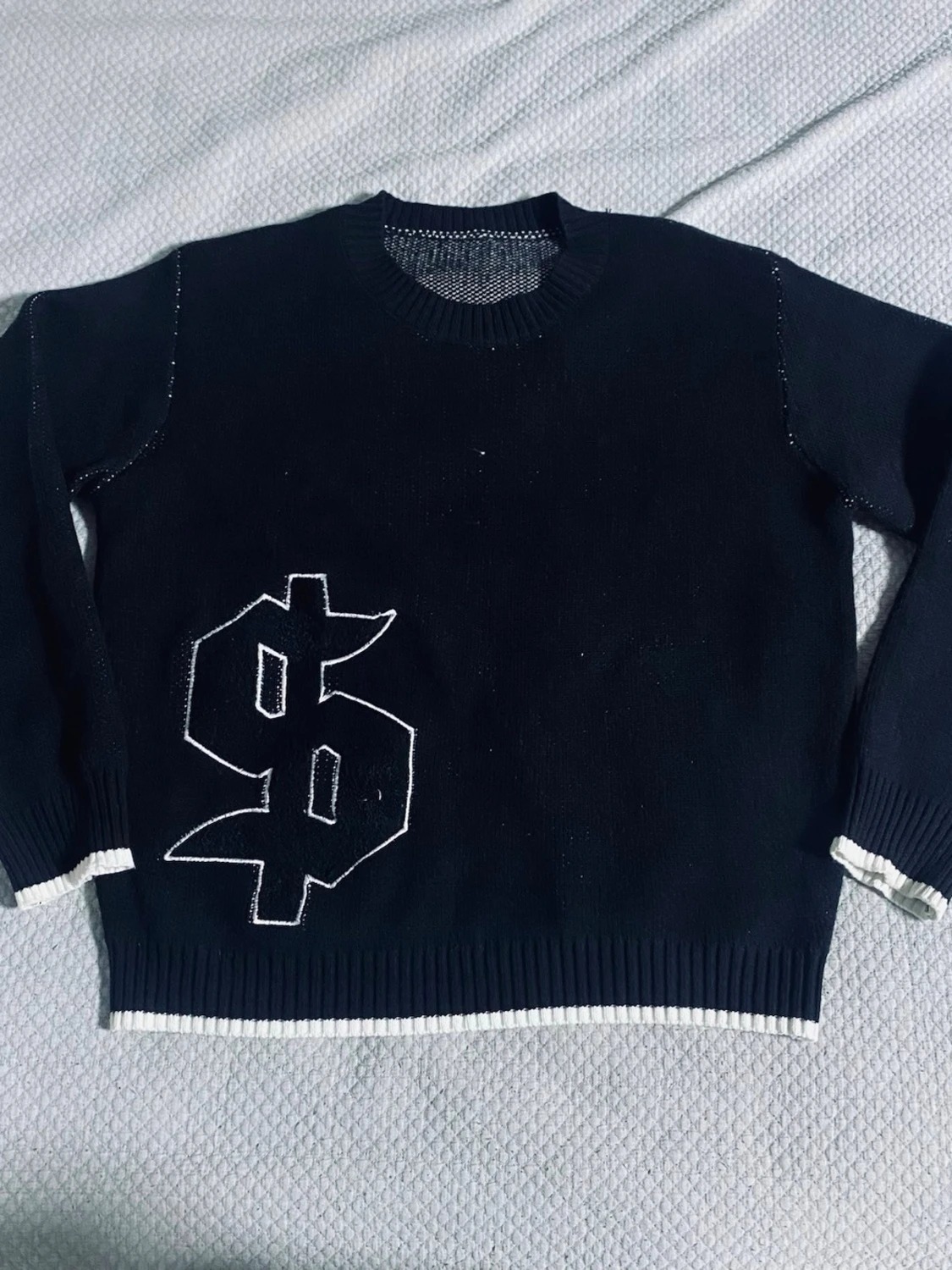 Svart stickad tröja med dollartecken