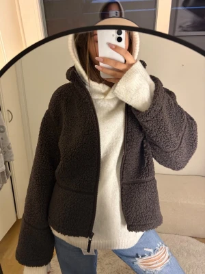 Brun teddyjacka - Så så fin och gosig brun teddyjacka 🤎🤎🤎🤎🤎🤎🤎🤎🤎🤎🤎🤎🤎 använda några få gånger , storlek 170 men passar XS/S