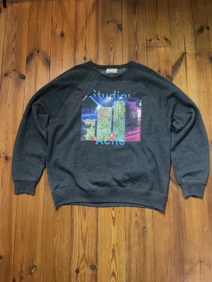 Mörkgrå sweatshirt Acne Studios - Säljer unik mörkgrå sweatshirt från Acne Studios med tryck på bröstet. Ingen storlek men passar som storlek L. Superfint skick, inga skavanker. Nypris 3400kr, mitt pris 799kr! Skriv om du har några funderingar! Priset går att diskuteras!