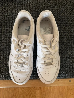 Nike Air Force 1 vita sneakers - Klassiska helvita Nike Air Force 1 sneakers