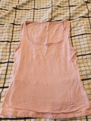 Ljusrosa linnetopp från 157 - Ljusrosa linnetopp från 157 med breda axelband och rundad halsringning. Väldigt skönt material och säljer då jag har får många rosa toppar. Använt ett antal gånger men väldigt bra skick.