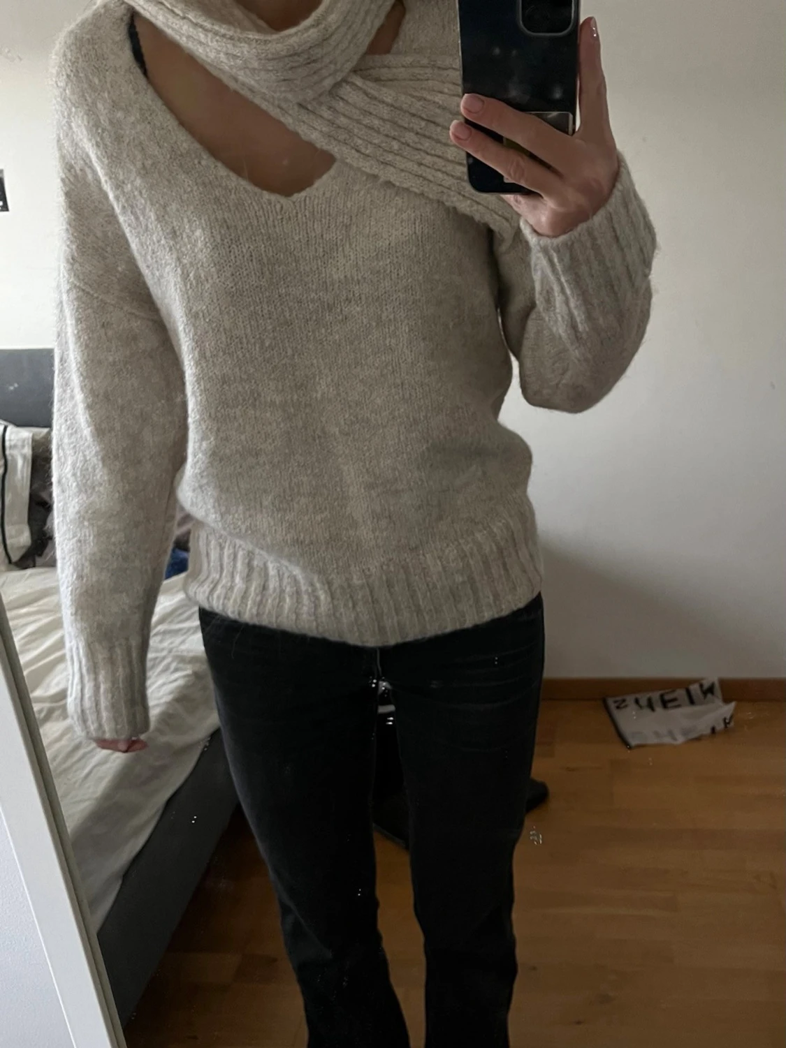 Beige stickad tröja med scarfdetalj - 1