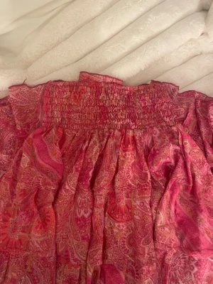 Rosa mönstrad långkjol med volang - Säljer en mönstrad lång kjol som jag köpte i Spanien 