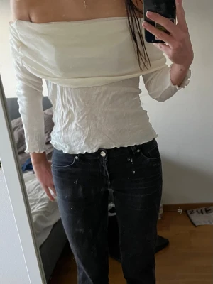 Offshoulder vit topp med lång ärm - Trendig offshoulder topp i vitt med långa ärmar och bred krage som vilar över axlarna