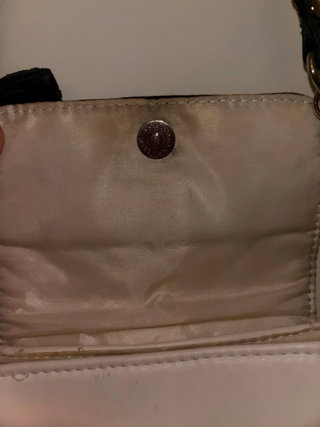 Svart och vit axelväska med rosett - 3