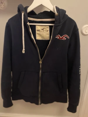  Hollister zip hoodie -  Säljer en riktig fin Hollister hoodie. Den är i storlek S och är i riktig fint skick. Skriv PM om du har någon som helst fundering😁.
