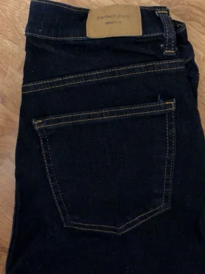 Jeans - Säljer dessa mörkblå jeans från GinaTricot som är helt oanvända💕