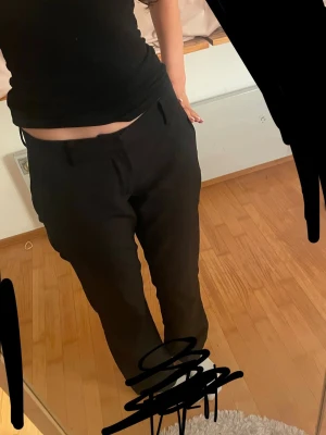 Svarta kostymbyxor med rak passform - Säljer ett par svarta kostymbyxor med rak passform och diskreta fickor både fram och bak. Virala från bikbok