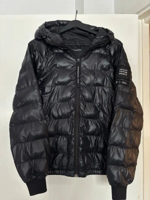 Svart dunjacka Peak Performance - Jättefin jacka från Peak Performance, använd endast en vinter! Passar till alla väder och sjukt bekväm, säljer för det ej är min stil längre. Litet hål vid sidan av fickan men syns knappt. Köptes för 1 500kr