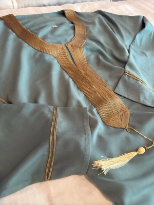 Abaya / jelabya  - Säljer dessa helt nya och oanvända fina abayas ( säljer flera av denna modell så bara att höra av er om antalet ni vill ha ). Jag har storlek ” 1 ” som motsvarar Small - Medium, och även storlek 2 som motsvarar Large🩵