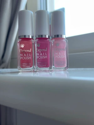 Depend rosa nagellack trio - Säljer tre snygga rosa nagellack från Depend, Beauty of Sweden. Färgerna går från ljusrosa till mörkare rosa nyanser. Perfekt för dig som gillar rosa och vill variera din look.