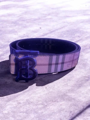 Burberry bälte - Säljer nu detta fina bälte! Helt nytt endast testat. Box och ett kort följer med. Pris går att diskutera! 110cm🤩 