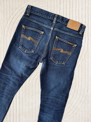 *Selvage* Nudie Lean Dean - Ett par mycket trevliga nudie jeans i modellen ”Dry Japan Selvage”! Storlek 30/30, kommer få extremt snygga fades med tiden. Nypris: 2500 kr Hör av dig vid frågor!