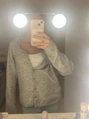 Ljusgrå stickad kofta  - Mysig ljusgrå stickad kofta från lager , helt slutsåld, passar mig som har xs-S/ skriv för pris 