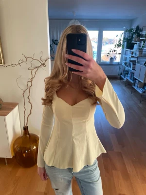 Ljusgul topp - Säljer en ljusgul blus med långa ärmar, aldrig använd!