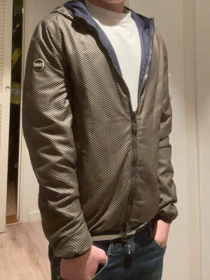 Colmar windbreaker - Säljer nu denna sjukt feta colmar windbreaker för endast 1299kr. Perfekt till våren. Storlek XS och passar folk emellan 162-170cm. Hör av er vid intresse!