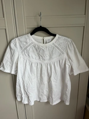 Vit blus - Söt blus från Zara i strl 164. 
