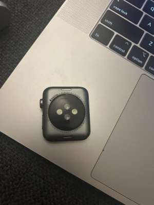 Apple Watch Series 3 42mm - Apple Watch Series 3 med 42mm aluminiumcase. Klockan ser ut att vara i gott skick utan synliga repor eller skador på skärmen eller baksidan. Perfekt för träning, hälsa och smarta funktioner direkt på handleden. Utan armband.