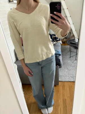 Vit fluffig tröja - Säljer en vit fluffig tröja med trekvarts ärmar då jag inte använder den. 