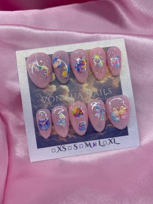 Bubble (L);Short Almond;Curved - Supergulliga press-on naglar i pastellrosa med glitter och 3D-motiv av enhörningar, regnbågar, hjärtan och söta figurer. Mandelformade och handgjorda, perfekta för dig som älskar färgglada och lekfulla naglar. Kommer i L: 17 mm, 12,5 mm, 13 mm, 12 mm, 10 mm 