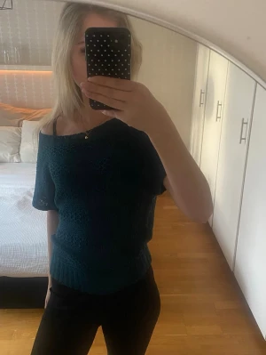 Mörkgrön stickad topp - Snygg mörkgrön stickad topp med korta ärmar. Går att ha som one shoulder eller off shoulder. Toppen har ett diskret mönster i stickningen och den är lite genomskinlig. Näst sista bilden visar färgen bäst!!💕💕 passar mellan xs-m