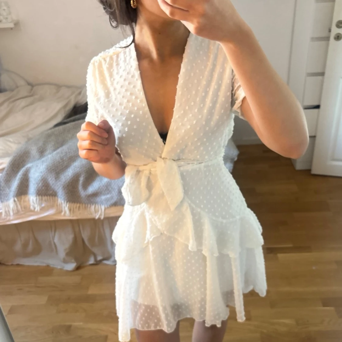 Vit kortklänning med volang och prickar - 2