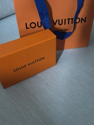 Svart Louis Vuitton monogram armband - Snyggt svart Louis Vuitton armband. Armbandet är gjort i läder och kommer i originalförpackning med dustbag och certifikat. Perfekt accessoar för dig som gillar exklusiv och lyxig design.