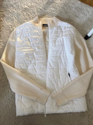 J.Lindeberg Cardigan - Jätte fin J.Lindeberg Cardigan. Storlek M. Knappt använd. Hör av vid frågor eller funderingar.