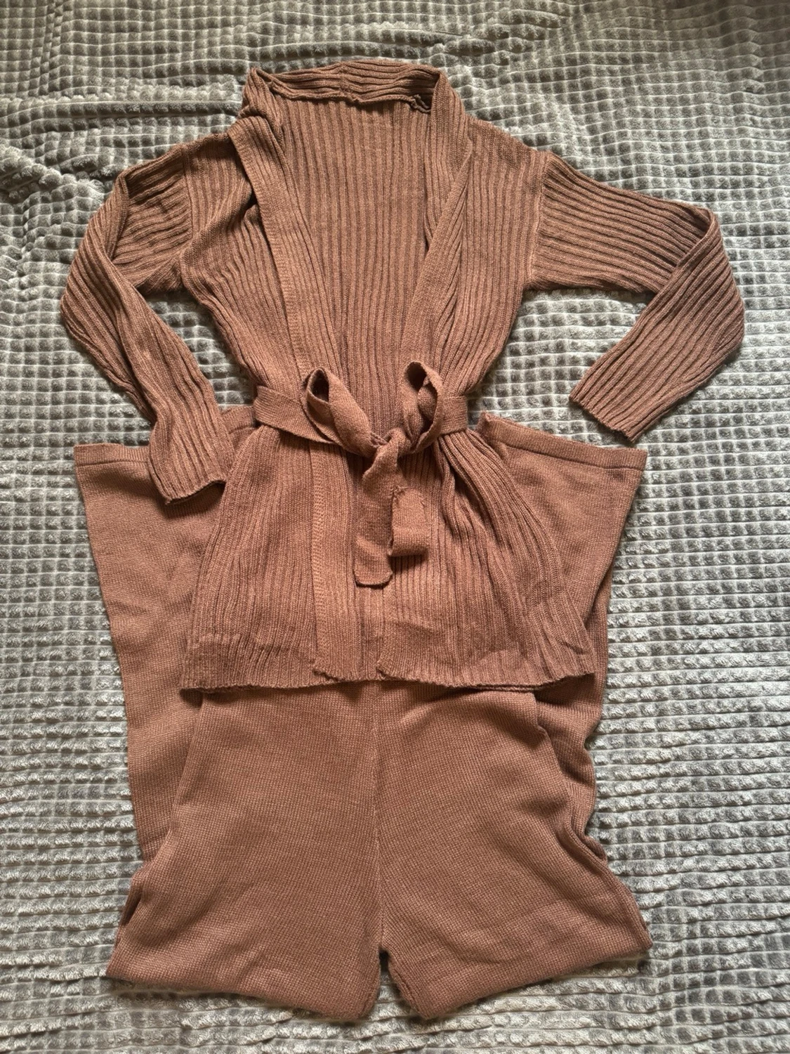 Brunt ribbat loungewear-set