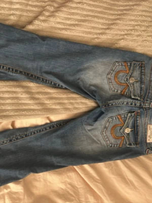 True religon jeans❣️ - Ett par jättesnygga true religion jeans i storlek 24!❣️ säljer dessa då dem blivit lite lite för stora för mig men också för att jag inte använder de såpass mycket❣️ de är skitsnygga och ser nästan oanvända ut! 