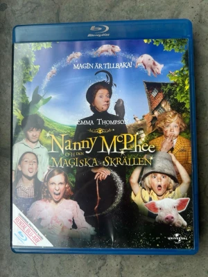 Nanny mcphee och den magiska skrällen blu-ray - Blu-ray-utgåva av filmen "Nanny McPhee och den Magiska Smällen". Filmen är från 2010 och har Emma Thompson i huvudrollen.  Finns på språk: Engelska, Tyska, Holländska, Spanska, Italienska   OBS!! skivorna är begagnade så det kan förekomma repor/hairlines på skivorna, men då jag kollar igenom alla filmer jag säljer garanterar jag att alla funkar felfritt om inget annat står! :)