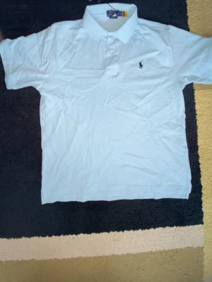 Ralph Lauren Piké - Oanvänd, säljer eftersom att den är lite för stor på mig. Har du några frågor så tveka inte. Den är köpt på en marknad.