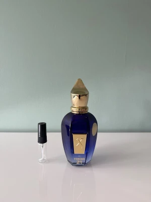1 ml sample av Xerjoff Torino 21 - Ett 1 ml sample av Xerjoff Torino 21. Det är en lyxig och fräsch sommarparfym med mycket mint och citrus. Våra samples är helt nya och är gjorda av glas. Det är fritt fram att skriva till oss om ni har frågor. 