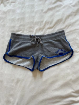 Lågmidjade shorts  - Lågmidjade mjukisshorts ifrån Abercrombie & Fitch i storlek M! 