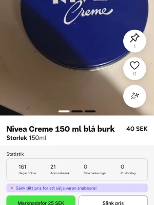 Nivea Creme 150 ml blå burk - Klassisk Nivea Creme i en rund blå metallburk med vit text. Perfekt för återfuktning av hud och händer. Innehåller 150 ml och är enkel att ta med i väskan. Passar för dig som vill ha en tidlös och pålitlig hudkräm.