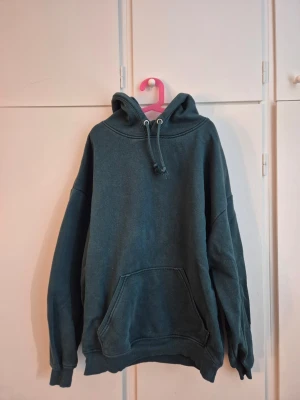 Mörkgrön hoodie - Snygg mörkgrön hoodie från Bik bok